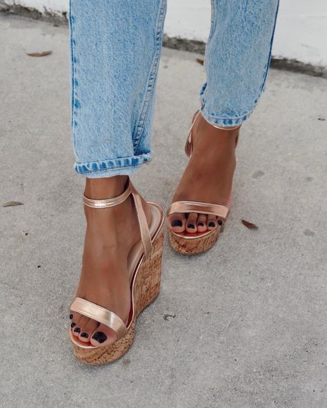 Shoes by Alexandria Brandao (@alexandriabrandao) • Instagram photos and videos Gold Wedge Shoes, Nude Platform Sandals, Rose Gold Wedges, Date Shoes, Wedge Platform Sandals, Comfy Heels, Gold Wedges, Nude Wedges, Basic Heels