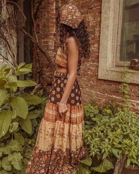 #Boho! ☮ Desvende a magia da moda boho e inspire-se em looks incríveis! Apaixonada por roupas leves, fluidas e com estampas marcantes? Então você precisa conhecer o universo boho!🌻 Nossas peças são perfeitas para quem busca conforto, estilo e personalidade. E para te ajudar a renovar o guarda-roupa, estamos oferecendo um cupom de desconto imperdível: Use o código ➡ 12off na sua compra e aproveite! Clique no link www.musaboho.com.br para conhecer nossa coleção completa e garantir seus lo... Looks Hippie, Silk Bralette, Hippie Aesthetic, Feminine Skirt, Earthy Style, Estilo Hippy, Mode Hippie, Earthy Outfits, Estilo Hippie