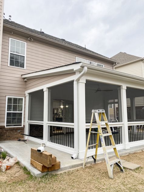 Small Screened Porch, Screened Porch Doors, Closed In Porch, Screened In Porch Diy, Back Porch Designs, Screened Porch Decorating, Patio Remodel, Covered Patio Design, Screened Porch Designs