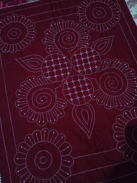 Noksha Simple, Baby Katha Design, Nakshi Kantha Embroidery Designs, Katha Stitch Design, Nakshi Katha Design, Nokshi Katha Design, Embroidered Bedspread, Katha Design, Hand Embroidered Bedspread