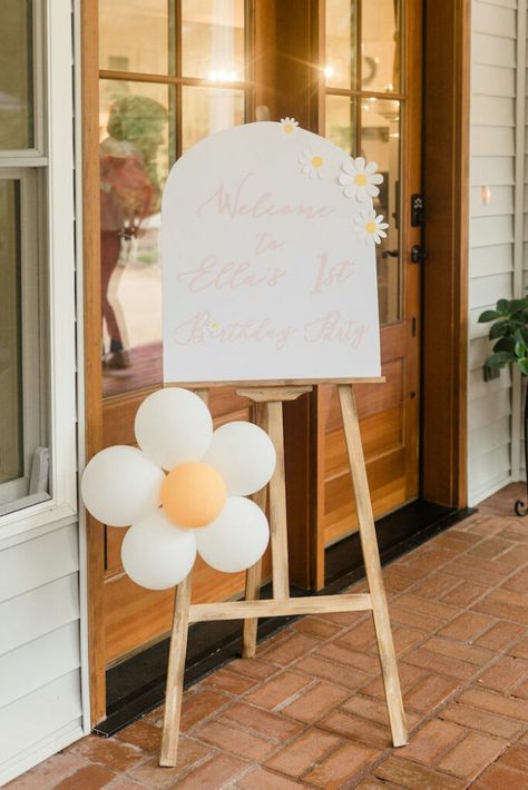 Daisies Theme Party Ideas, Daisy One Birthday, Daisy First Birthday Theme Backdrop, Daisy Bday Party, Daisy Bridal Shower Ideas, Daisy Flower Birthday Party Ideas, Daisy Party Ideas, Daisy Boho Birthday, Daisy Party Theme 1st Birthdays