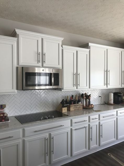 Uneven cabinets Redoing Kitchen, Unique Kitchen Countertops, White Kitchen Design, Kitchen Trends, Kitchen Cabinets In Bathroom, Grey Kitchen, Unique Kitchen, White Kitchen Cabinets, Design Jobs