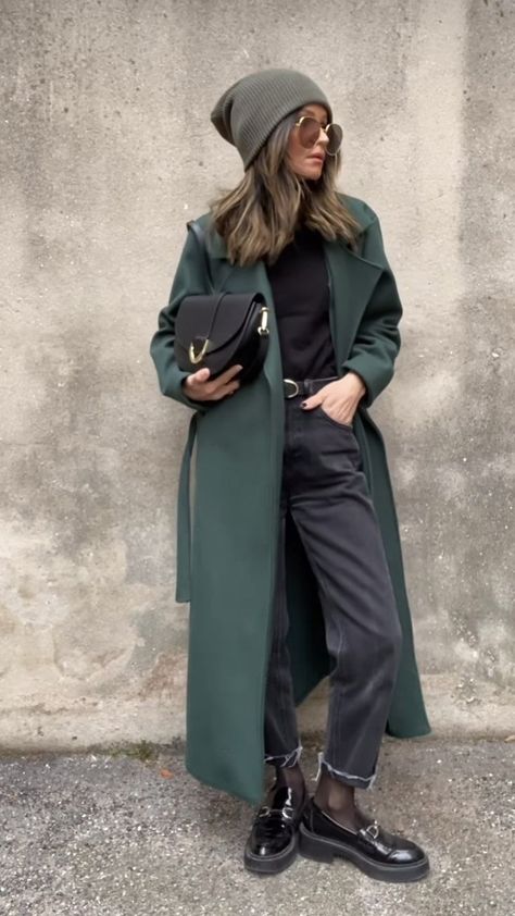 Dark Green Fall Outfits, Winter Outfits For Work Offices, Outfits Invierno Frio, Dark Green Outfit Ideas, Dark Green Blazer Outfit, Green Coat Outfit, Worst Outfits, Autumn Fashion Curvy, Feminine Casual