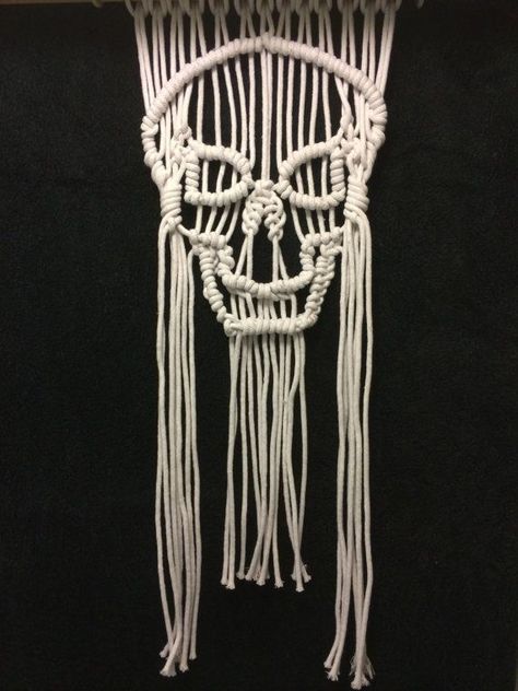 Macrame Skull, Macrame Wall Hangings, Free Macrame Patterns, Macrame Wall Hanging Diy, Macrame Wall Hanging Patterns, Dekor Diy, Rope Crafts Diy, Macrame Hanger, Wall Hanging Art