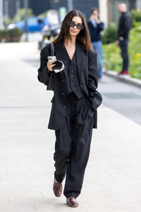 Emily Ratajkwoski Delivers a Masterclass in Suiting in Milan | Vogue Emily Ratajkowski Style, Armani Suits, All Black Looks, Moda Paris, Celebrity Kids, Three Piece Suit, Emily Ratajkowski, Alexa Chung, Models Off Duty