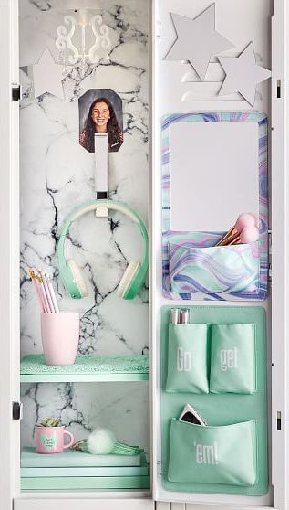 6th Grade Locker Ideas, Aesthetic Locker Decor, Cute Locker Ideas, Locker Essentials, Locker Decorations Diy, School Locker Organization, School Locker Decorations, Middle School Lockers, Small Lockers