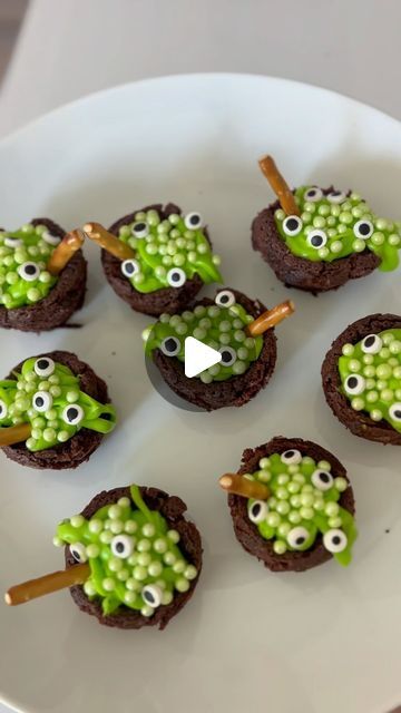 Megan Brown on Instagram: "Spooky witches cauldron brownie bites 👻🧙‍♀️ I was actually shocked how easy these were to make and how cute they turned out. They were the perfect bite size Halloween treat for the kids 🎃
-
-
-
#easyhalloweenideas #halloweenbaking #halloweensnacks #halloweenpartyfood #halloweennight #falldesserts #spookyseason #halloween #halloweendesserts #countdowntohalloween" Halloween Ghost Brownies, Spooky Halloween Desserts Easy, Halloween Brownie Bites, Halloween Brownies Spooky, Halloween Brownie, Buckeye Balls, Spooky Halloween Desserts, Halloween Brownies, Halloween Party Planning