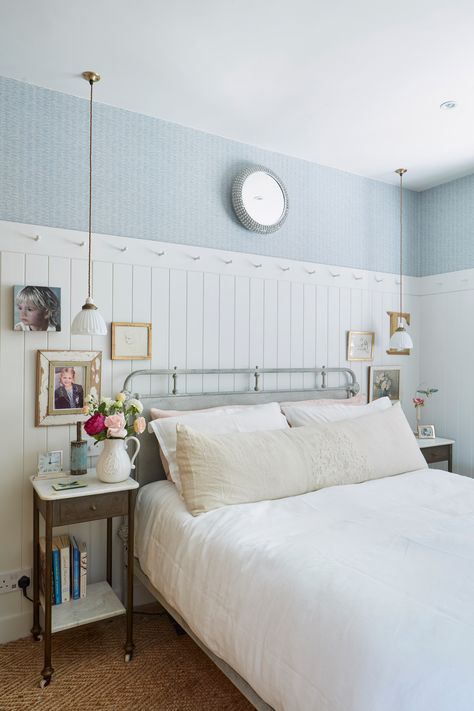 Real homes: a period cottage is given a vintage, New England feel | Period Living New England Style Bedroom, England Bedroom, New England Bedroom, New England Decor, New England Interior, New England Cottage, Design Ložnic, Victorian Bedroom, Iron Bed Frame