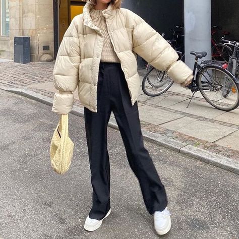 👜 on Twitter: "Puffer jacket season… " Mode Hipster, Puffy Coat, Ideas Outfit, Cooler Look, Mode Ootd, Winter Fits, Modieuze Outfits, Winter Trends, Moda Vintage