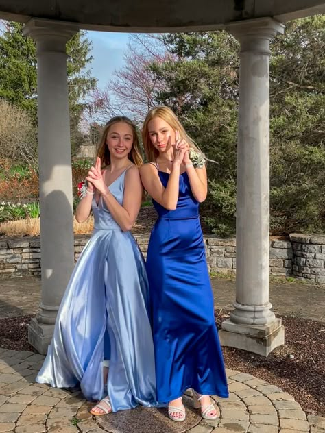 Prom Sister Pictures, Prom Season, Prom Funny Pictures, Best Friend Prom Dresses, Pretty Prom Pictures, Prom Photos Ideas, Prom Pictures Ideas For Friends, Best Friend Prom Photos, Prom Pictures With Best Friend