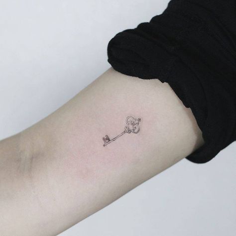 Tiny single needle key tattoo on the right inner arm. Secret Garden Key Tattoo, Key Tattoo With Flowers, Key Tattoos For Women, Vintage Key Tattoos, Small Key Tattoos, 2006 Tattoo, Tattoo Key, Heart Key Tattoo, Skeleton Key Tattoo