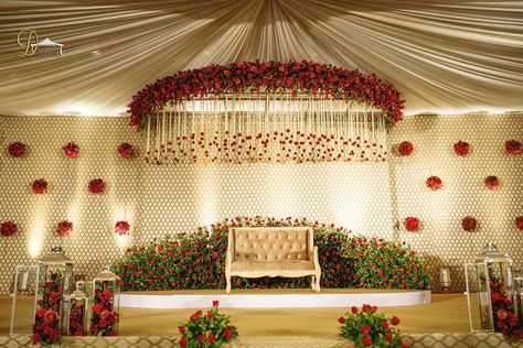 Indian Wedding Decor Inspiration Indian Wedding Stage, Engagement Stage Decoration, Stage Wedding, Reception Stage Decor, Simple Stage Decorations, Lighting Wedding, Night Wedding Decor, Indian Wedding Decor, Design Stage