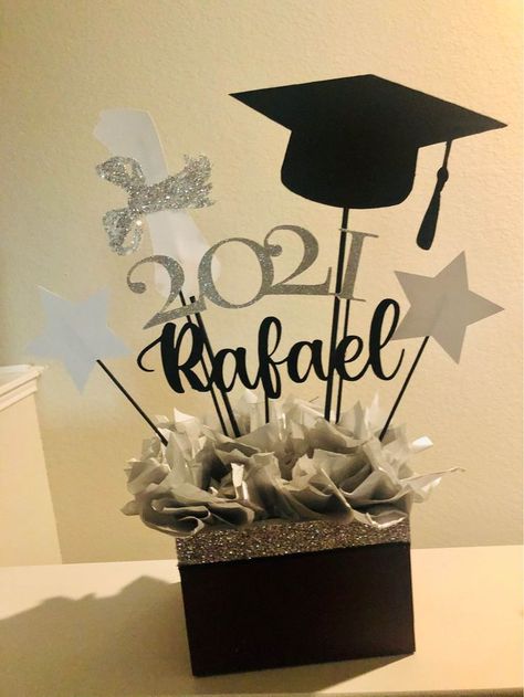 Grad Centerpiece Ideas, Ideas Para Graduacion, Dessert Table Graduation Party, Graduation Party Picture Display, Dessert Table Graduation, Girl Graduation Party, Graduation Party Pictures, Graduation Party Backdrops, Girl Baby Shower Centerpieces