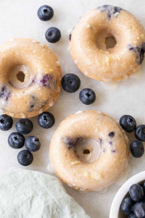 These baked blueberry donuts are packed with fresh blueberries, dipped in a donut glaze, and have a tender, fluffy texture. Blueberry Donut Recipe, Breakfast Entertaining, Blueberry Doughnuts, Blueberry Donuts, Baked Donut Recipes, Easy Dessert Recipes, Donuts Recipe, Baking Classes, Delicious Cookie Recipes