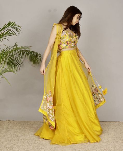 Presenting our 3- piece set : embroidered top with skirt & shrug. Perfect haldi outfit.
RENT - BUY - DESIGN Yellow Skirt And Top For Haldi, Haldi One Piece Dress, Yellow Shrug, Shrug Dress, Long Skirt And Top, Top With Skirt, Crop Top Lehenga, Haldi Outfit, Shadi Dresses