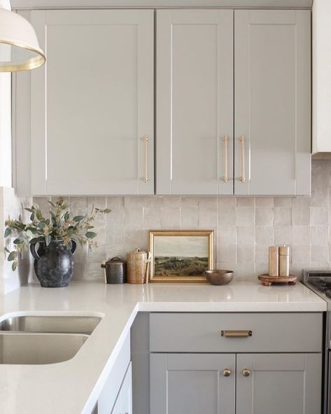 Backsplash With Gray Cabinet, Calm Aesthetic Home, Lakeview House, Backsplash Trends, Kitchen Backsplash Trends, Model Dapur, Kitchen 2023, Ohio House, Mom Kitchen