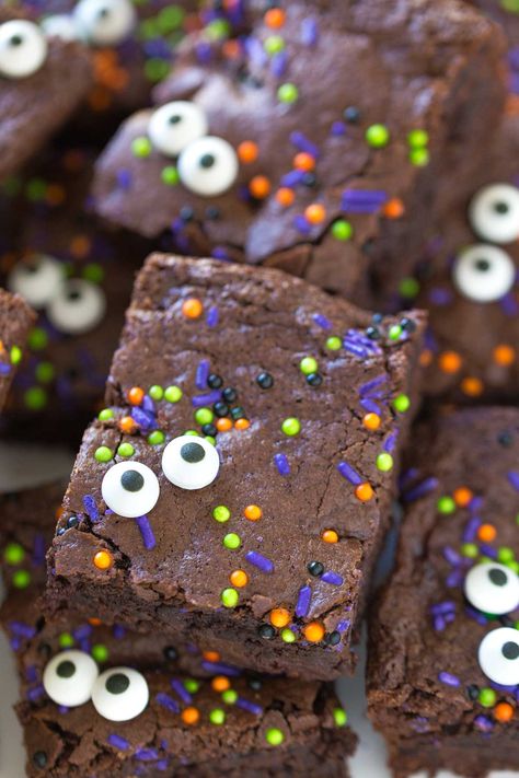 Dairy Free Halloween Dessert, Chocolate Halloween Desserts, Brownies Dairy Free, Dairy Free Halloween, Olive Oil Brownies, Oil Brownies, Brownie Vegan, Biscuits Halloween, Menu Halloween