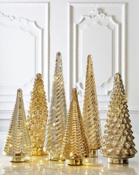 Here are 35 gold Christmas decorations and gold holiday decor. Here are some tips on how to decorate for the holidays with gold Christmas decor. #holidays #holidaydecor Nba Christmas, Gold And Silver Christmas, Gold Holiday Decor, Rose Gold Christmas Decorations, Christmas Tree Gold, Gold Christmas Tree Decorations, Silver Christmas Decorations, Deco Table Noel, Rose Gold Christmas