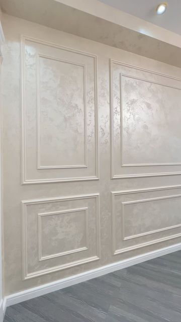 Molding Walls Living Room, Wall Molding With Wallpaper, Moulding Design On Wall, Modern Wall Moulding Design, Modern Wall Molding, Molding On Walls, Wall Trim Ideas, Wall Molding Living Room, Classic Interior Design Living Room