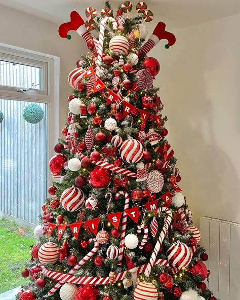 Candy Cane Hunt, Christmas Tree Idea, Diy Christmas Candy, Christmas Decorations Diy Crafts, Pretty Christmas Decorations, Candy Christmas Tree, Traditions Around The World, Tree Inspiration, Elf Christmas Tree