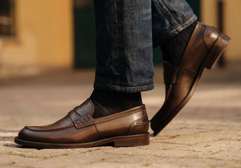 Men’s Casual Outfits With Loafers, Penny Loafers And Jeans, Brown Penny Loafers Men Outfit, Brown Mocassin Outfit, Brown Loafers Men Outfit, Mens Loafers Outfit, Outfits For Men 2023, Men Loafers Outfit, Penny Loafers Men Outfit