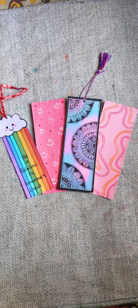 Bookmark ideas ❣️😊❣️ Ideas For Bookmarks Diy, Book Marker Design, Book Mark Easy Ideas, Bookmark Easy Design, How To Make Easy Bookmarks, How To Make Homemade Bookmarks, Cute Book Mark Ideas Easy, Easy Book Mark Ideas Aesthetic, Drawing Ideas For Bookmarks