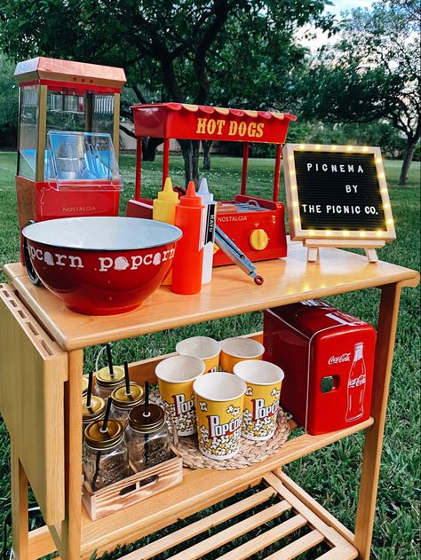 Movie Night Snack Station, Outdoor Popcorn Machine, Outdoor Snack Bar, Movie Snack Cart, Popcorn Station Home, Movie Night Concession Stand Ideas, Movie Cart, Movie Snack Bar, Christmas Friendsmas