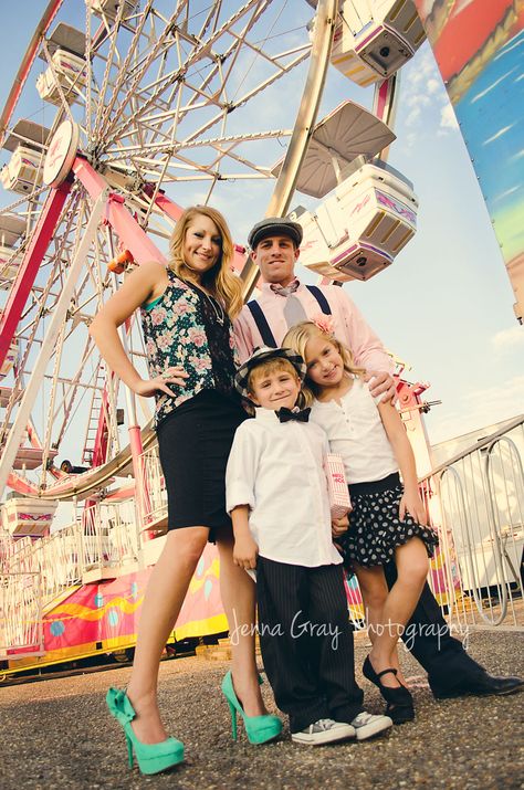 Family ~ vintage fair photoshoot copyright by Jenna Gray Photography Carnival Photo Shoots, Fair Photoshoot, Large Family Photography, Fair Pictures, Carnival Photography, Family Potrait, Gray Photography, Family Inspiration, Park Photos