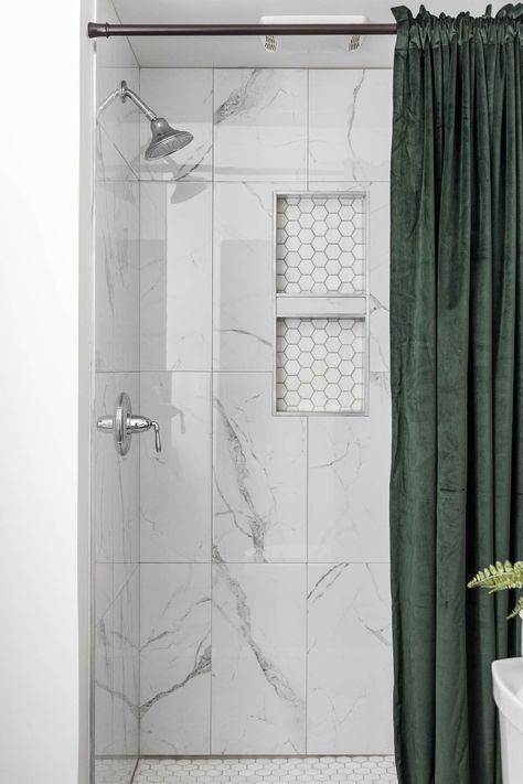 White Marble Shower Bathroom, Vertical Tiles In Showers, Bathroom Shower Tile Ideas 2023, Marble Tile Shower Ideas, Master Shower Tile Ideas, Small Shower Tile Ideas, Airbnb Bathroom, Bathroom Shower Tile Ideas, Bathroom Dream