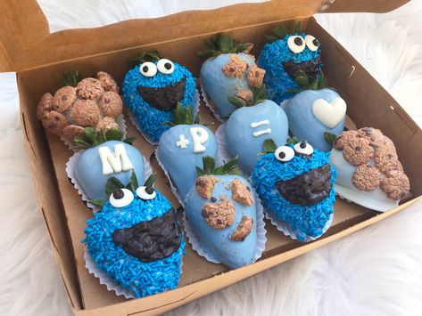 Cookie Monster Chocolate Covered Strawberries, Sesame Street Chocolate Strawberries, Cookie Monster Treats Desserts, Sesame Street Strawberries, Cookie Monster Strawberries, Cookie Monster Baby Shower Treats, Cookie Monster Desserts, Cookie Monster Treats, Seaseme Street Birthday Party