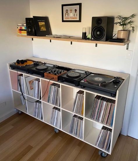 Dj Setup Ideas Home Bedroom, Turntable Setup Living Rooms, Dj Studio Room Ideas, Vinyl Record Storage Ikea, Turntable Furniture Design, Vinyl Record Furniture, Turntable Setup, Turntable Furniture, Audiophile Room