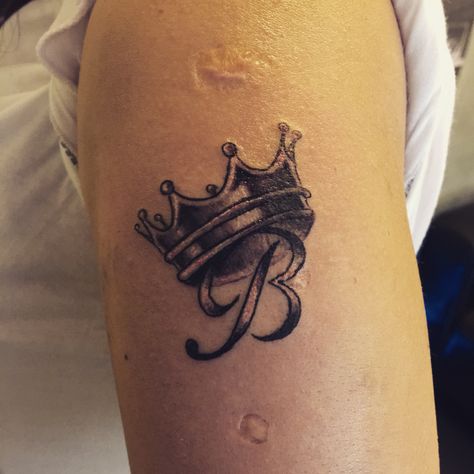 My little prince! #tattoo #prince #crown #son Prince Crown Tattoo, Freddie Tattoo, Crown Tattoo Men, Crown Tattoos For Women, Prince Tattoo, Crown Tattoos, Sb Logo, Prince Tattoos, Crown Tattoo Design