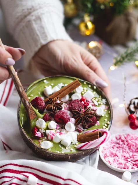 Ho-ho-holiday smoothie bowl you'll matcha love! Difficulty level: EasyTime required: 15 mins Ingredients: 3 frozen bananas 50 to 100 ml almond milk (or milk of choice). 1-2 tsp Rawnice Matcha Powder  1 tbsp mixed spices: cinnamon, ginger, nutmeg & cloves 1 tbsp of maple syrup or sweetener of choice (optional)  Topp Holiday Smoothies, Food Polls, Christmas Smoothies, Matcha Almond, Acai Bowls Recipe, Puffed Quinoa, Matcha Smoothie, Frozen Bananas, Red Pear