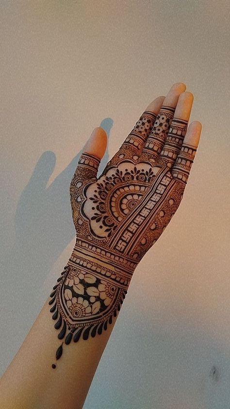 Women Inked Goddess Aesthetic Mehndi Designs For Diwali, Aesthetic Diwali Mehendi, Heena Mehendi Designs Diwali, Rakhi Special Mehndi Designs Simple Hand, Best Simple Mehndi Designs, Aesthetic Diwali Mehendi Designs, Simpel Mahadi Front Hand, Rakhi Special Mehndi Designs Back Hand, Diwali Mehndi Ideas