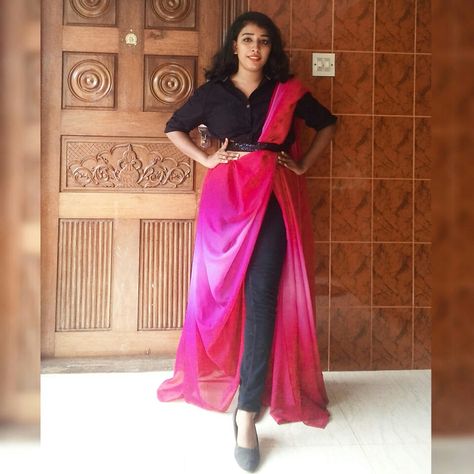 Diffrent ways to style your saree with jeans and shirt Saree With Jeans, Jeans And Shirt, Saree Styling, Western Look, Indo Western, Western Style, Jean Shirts, Western Fashion, Saree