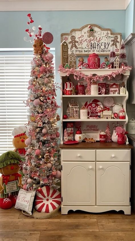 Gingerbread Trees Christmas, Ginger Bread Christmas Decorations, Christmas Trends 2022/23, Christmas Themes Ideas For Home, Gingerbread Themed Christmas Decor, Peppermint Christmas Decorations, Kitchen Christmas Tree, Gingerbread Inspiration, Gingerbread Kitchen