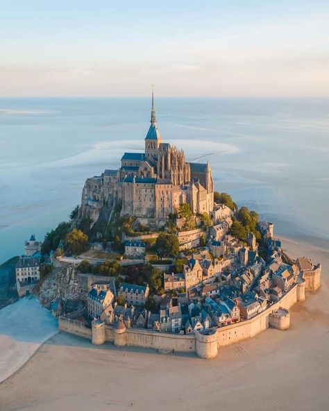 Mt St Michel, Heritage Architecture, Beautiful Environment, Castle Mansion, Normandy France, Amazing Buildings, Mont Saint Michel, Fantasy Castle, Beautiful Castles