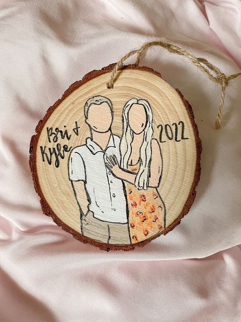 "This hand-painted, made-to-order wooden ornament is the perfect gift to give to a loved one for any occasion! Each ornament is made with love from a real wood slice, and comes with a string attached - it is ready to hang on your tree OR you can hang it around your rearview mirror for a year-round decoration! Size varies from 3\"-4\" across. These ornaments are made from real wood, so there will be natural imperfections. These are true wood slices, so the bark may shed in package when shipped or Diy Couple Crafts Projects, Round Wood Slices Ideas, Couples Ornaments Diy, Couple Craft Ideas, Wood Slice Painting Ideas, Paintings For Boyfriends, Painting For Boyfriend, Couples Crafts, Couple Projects