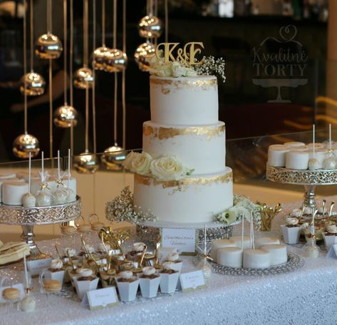 Luxury wedding dessert table :  by Lucya  - http://cakesdecor.com/cakes/301815-luxury-wedding-dessert-table Gold Cake Table, Glamour Cake, Gold Dessert Table, Gold And White Cake, Wedding Cake Dessert Table, Cake Display Table, Sweet Table Wedding, Cake Bar, Buffet Dessert