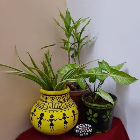 Clay Pot Painting Ideas Indian, Matka Painting Designs, Tulsi Pot Painting Ideas, Matka Decoration Pots Painting, Tulsi Pot Design, Matka Painting, Flower Pot Decoration, Pot Decor, Indian Room Decor