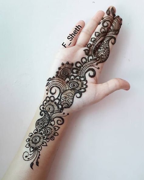 Right Hand Mehndi Design, African Henna, Mehndi Design For Front Hand, Simple Mehandi, Latest Arabic Mehndi Designs, Front Hand Mehndi, Arabic Mehndi Design, Hand Mehndi Design, Mehndi Designs 2018