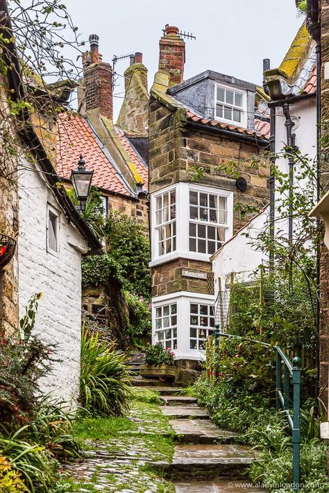 Prettiest Towns and Villages in Britain - 9 Places to Discover Beautiful Places In England, Robin Hoods, Narrow Street, Robin Hoods Bay, Places In England, Beaux Villages, English Countryside, Incredible Places, Yorkshire England