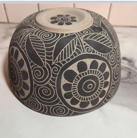 Black And White Sgraffito Pottery, Scraffitto Ceramics, Scrafitto Design, Scraffito Designs Simple, Sgraffito Vase, Carving Pottery, Pottery Sgraffito, Ceramics Bowls Designs, Sgraffito Technique