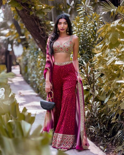 Ways On How To Style Sharara In Different Ways For A Trendsetter Look Pool Party Dress, Arpita Mehta, Pool Party Dresses, Mehendi Outfits, Indian Outfits Lehenga, Indian Dresses Traditional, Traditional Indian Outfits, Indian Gowns Dresses, Ghagra Choli