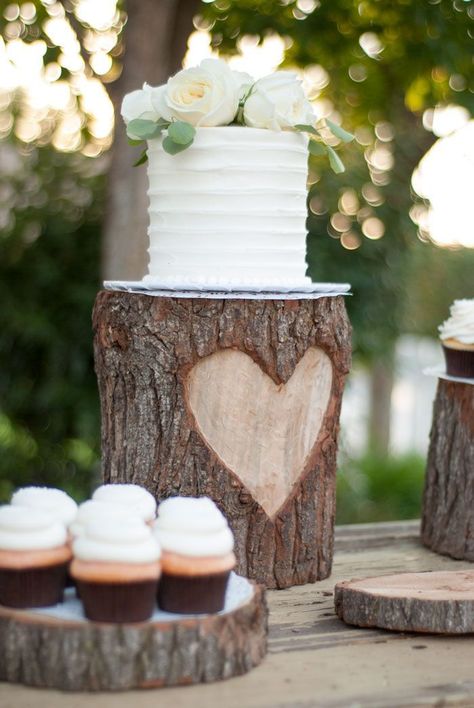 Diy Wedding Cake Table, Stump Wedding Cake, Rustic Cake Tables, Diy Wedding Cake Stand, Rustic Wedding Desserts, Tree Stump Cake, Country Glam, Diy Cake Stand, Big Wedding Cakes