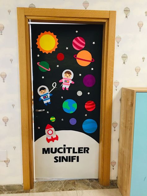 Space Door Decorations Classroom, Classroom Door Decoration Ideas Creative, Space Theme Classroom, Planet Crafts, Hot Air Balloon Craft, School Board Decoration, School Door Decorations, Sistem Solar, Outer Space Theme