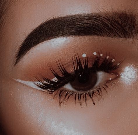 Eye Looks For White Dress, Dot Liner Makeup, Angle Halloween Make Up, Engel Make Up Halloween, White Inner Corner Eye Makeup, Make Up Soiree, Angel Eye Makeup, White Makeup Ideas, White Dots Makeup