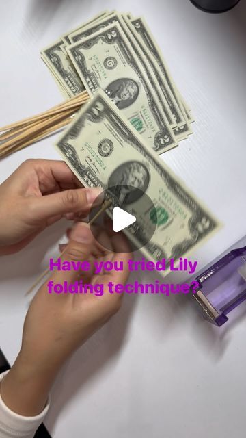 💐Money Flowers and beyond since 2019 on Instagram: "New folding technique: Lily….try it out! #kkhouse #moneybouquet #moneybouquetbykkhouse #tutorial #bouquet #florist #technique #teddy #hellokitty" Candy Gifts Diy, Money Rose, Candy Bouquet Diy, Money Flowers, Graduation Money, Graduation Party Themes, Money Bouquet, Candy Land Christmas Decorations Outdoor, Christmas Float Ideas