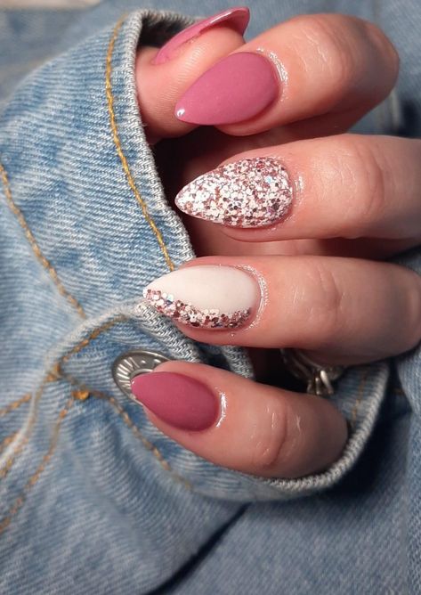 Pretty Nail Ideas Acrylic Almond, Gel Polish Nail Designs For Wedding, Short Almond Nails January, Feb Birthday Nails, Fall Nails 2023 Glitter, Sparkly Fall Nail Designs, Pink Nail Dip Ideas, Fall Nails With Sparkle, Dip Nail Ideas Almond Shape