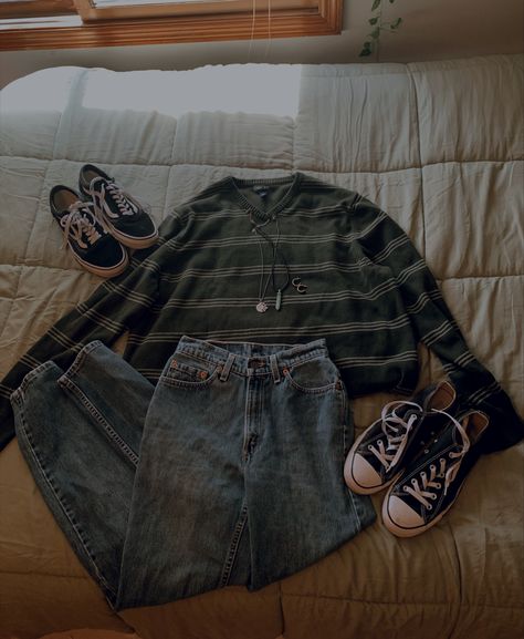 2021 fall outfits, 2021 clothing, simple outfit inspiration, 2021 outfits, trendy fall fashion, sweater outfits Y2k Outfits With Sweater, Nerdy Fall Outfits, Vintage Fall Outfits Aesthetic, Grunge Cold Outfit, Grunge Causal Outfits, Cute Grunge Fall Outfits, Cold Winter Grunge Outfits, Indie Grunge Clothes, Gruge Outfits Girl